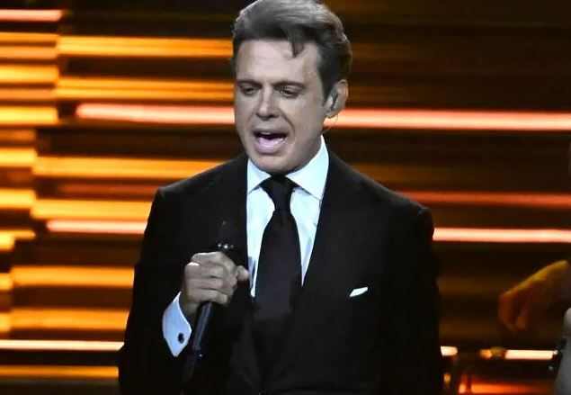 Luis Miguel singing